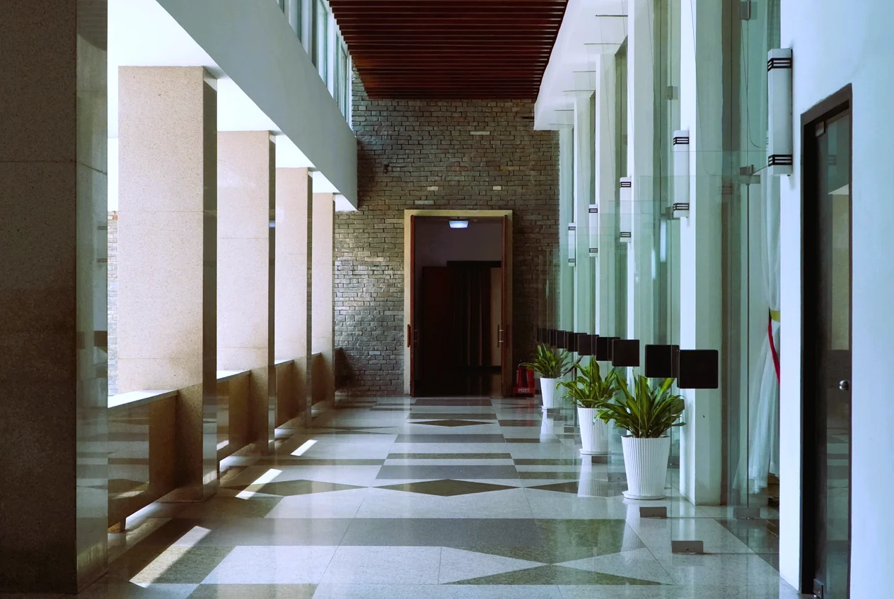 Recepção e corredor de uma instituição de saúde moderna e organizada